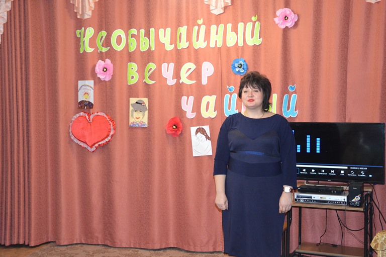 Директор центра Голикова Г.В. душевно поздравила присутствующих с Днем матери