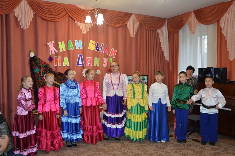 Детский ансамбль "Волгодонские узоры" подарил присутствующим хорошее настроение 