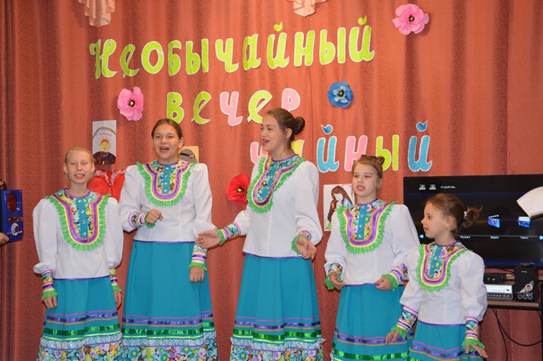 Русские народные песни непроизвольно напевал весь зал