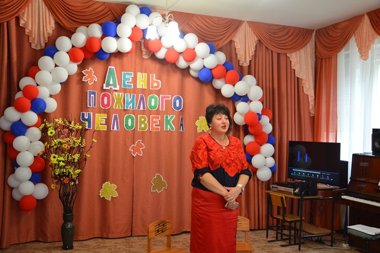 Директор Центра Голикова Г.В. от души поздравила присутствующих с праздником