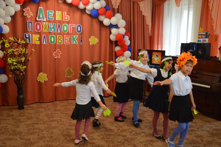 Воспитанницы группы "Золушка" подготовили песню про осень и красивый танец