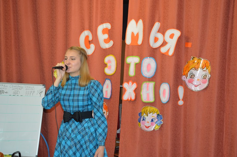 В исполнении студентки прозвучал знаменитый "Гимн Семье"