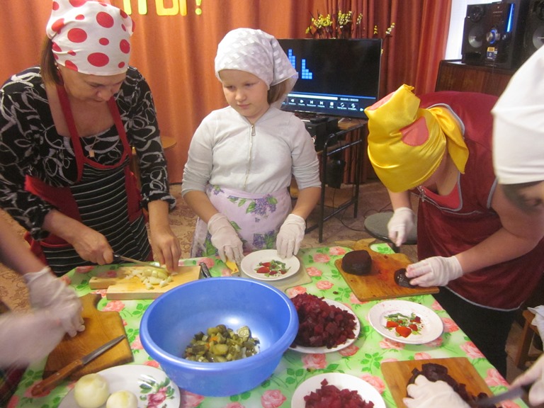 Вместе с воспитателем и "Витаминкой" воспитанницы старательно готовили салат